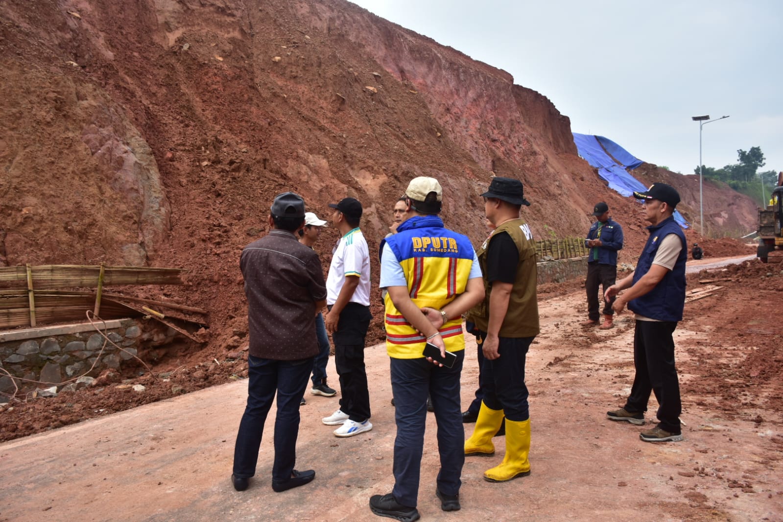 Jaling Utara Jatigede Longsor, Jalan Ditutup Sementara 
